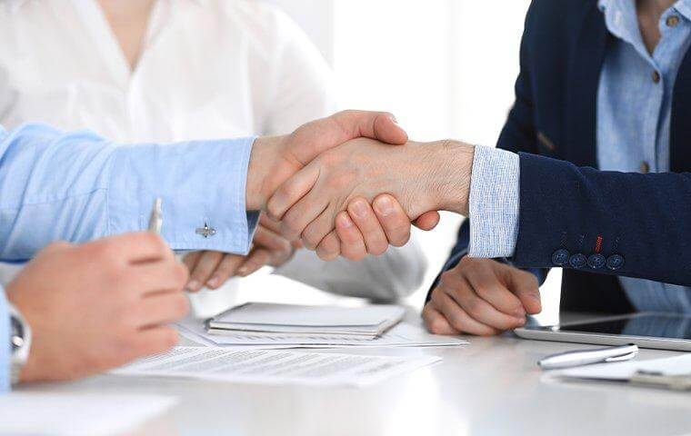 People shaking hands over a franchise deal with pestmaster